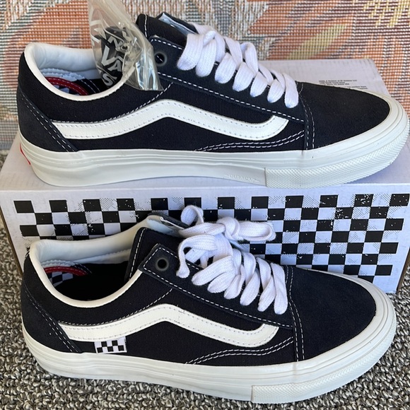 Vans Men’s Skate Old Skool
Wrapped Dark Navy
VN0A5FCBDNV
Sneakers - Picture 3 of 16